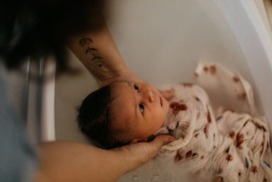 Formation sur le bain enveloppé émotionnel du nouveau-né