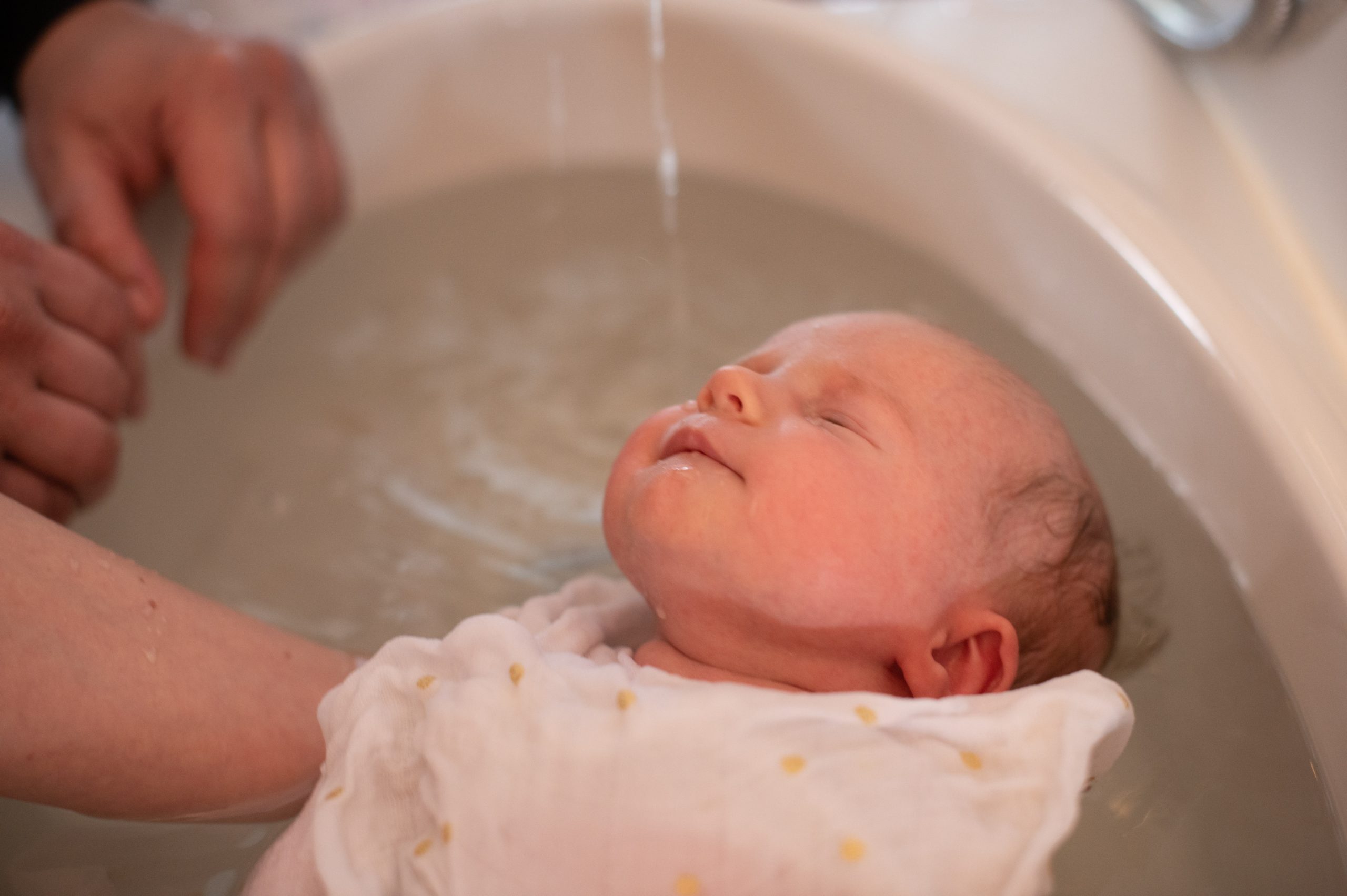 Le bain enveloppé émotionnel du nouveau-né